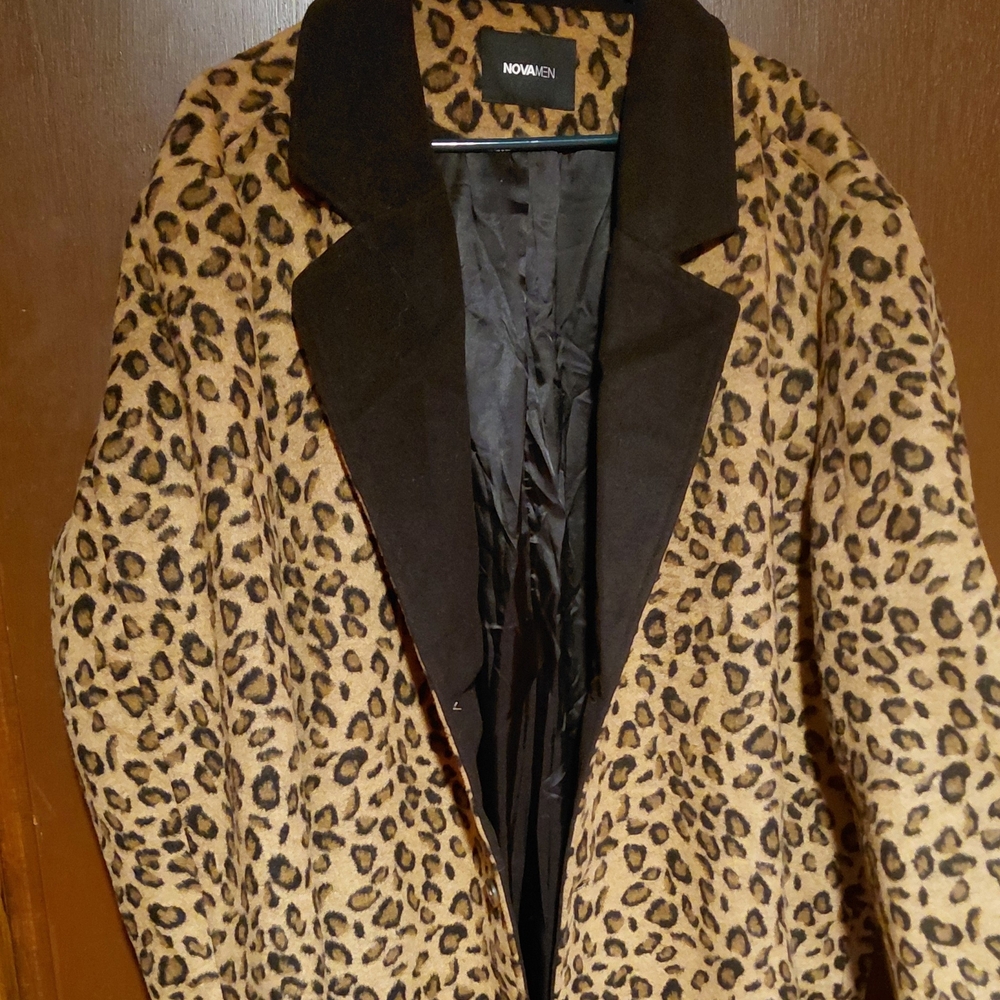 NEW W/ TAG MENS LONG LEOPARD TAN/BLACK COAT BACK SLIT ,BUTTON FRONT XXXL